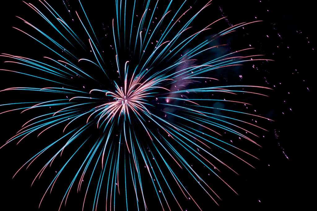 Fireworks display in Raymore, Missouri (credit: jeff_golden/Flickr Creative Commons)